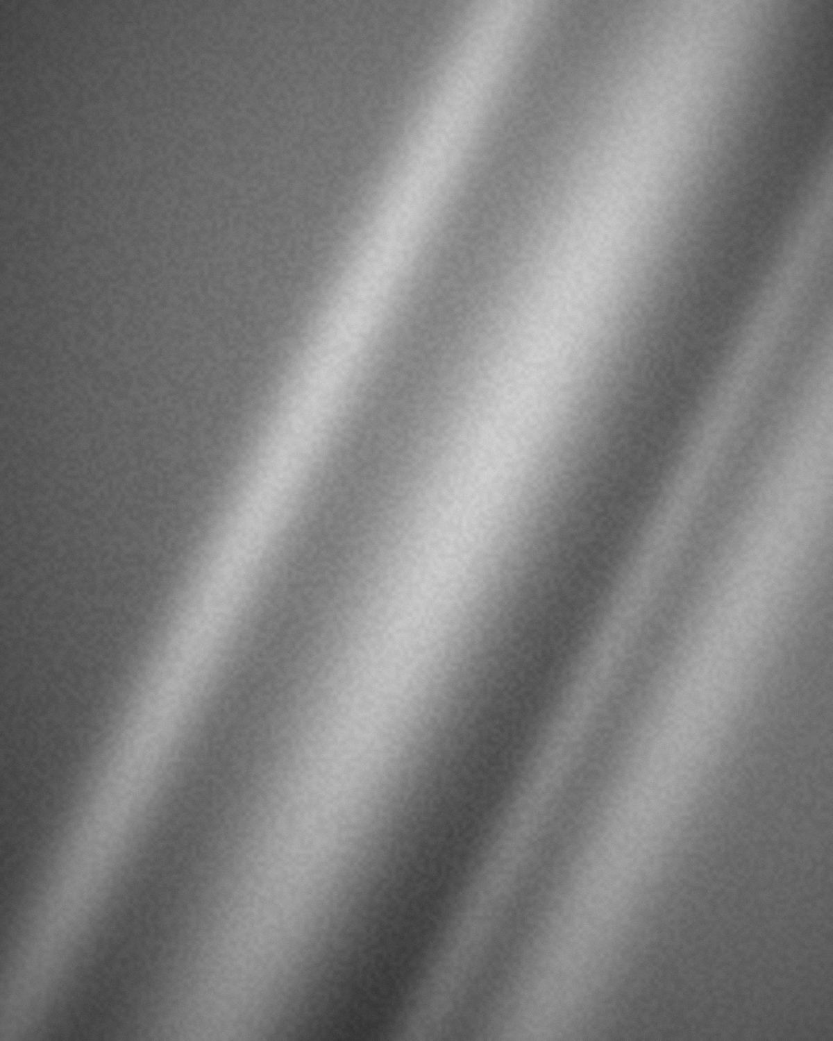 Plis d’une étoffe de soie en noir et blanc