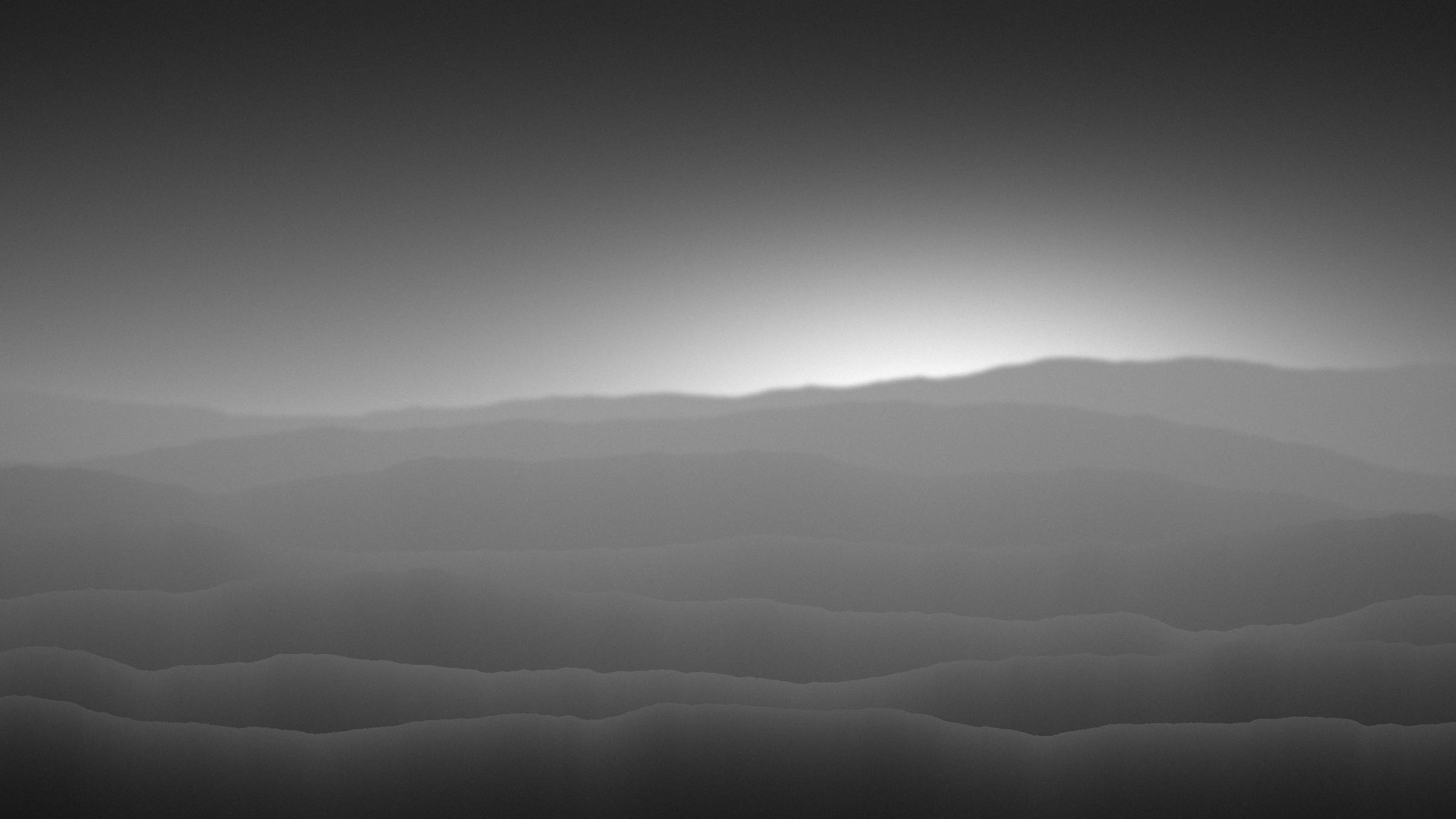 Crêtes de montagnes dans la brume, au lever du jour